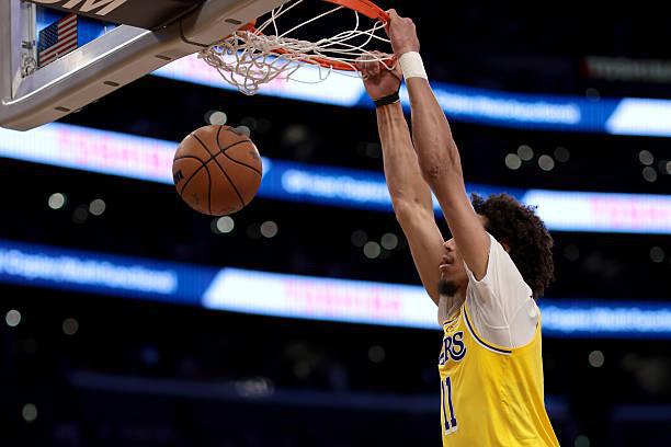 NBA 季后赛：森林狼 116 比 113 胜湖人，海斯出场表现及困境