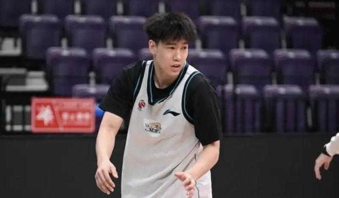 辽宁队半决赛被横扫出局，重建与否引关注，内线问题待解