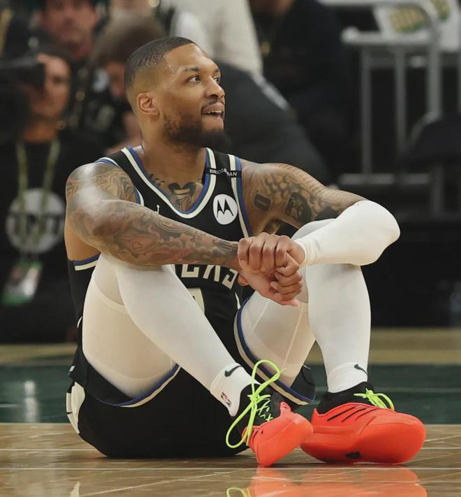 北京时间4月28日NBA季后赛：雄鹿主场利拉德伤退或左腿跟腱撕裂