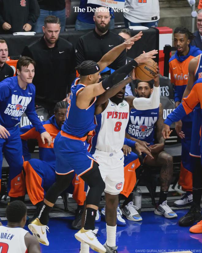 北京时间4月28日NBA季后赛：雄鹿主场利拉德伤退或左腿跟腱撕裂