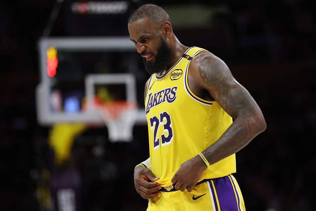 5月2日消息：湖人NBA季后赛首轮G5不敌森林狼被淘汰，詹姆斯赛后竟办红酒派对
