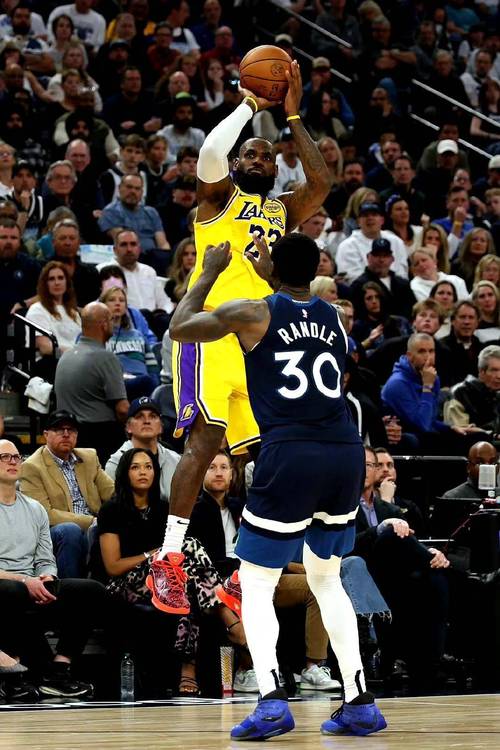 5月2日消息：湖人NBA季后赛首轮G5不敌森林狼被淘汰，詹姆斯赛后竟办红酒派对