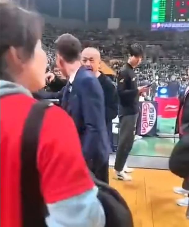 CBA 半决赛 G3 辽宁主场遭横扫，场外闹剧引关注