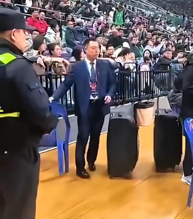 CBA 半决赛 G3 辽宁主场遭横扫，场外闹剧引关注