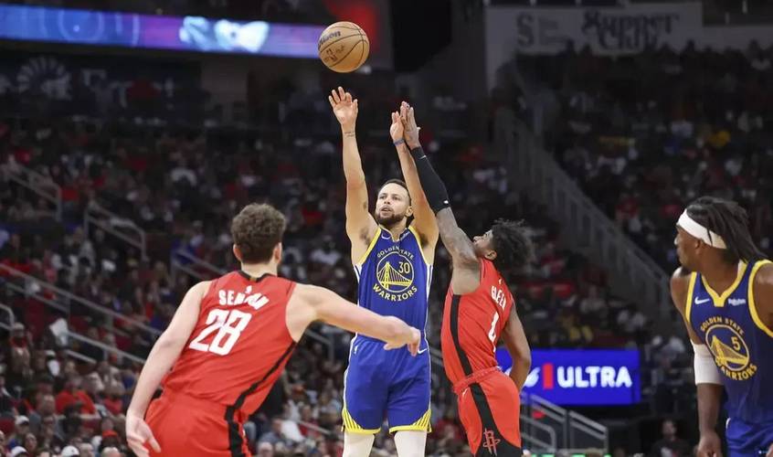 哇塞！NBA 季后赛西部首轮第六场，勇士主场迎火箭激战首节