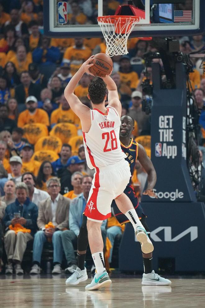 NBA季后赛勇士与火箭G6激战：比分紧咬，赛场悬念丛生