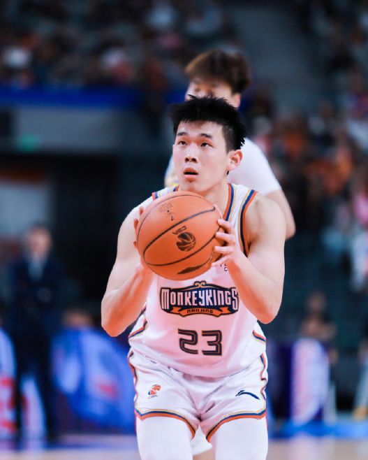 林葳赴美特训准备NBA选秀，进选概率极低且行程安排复杂