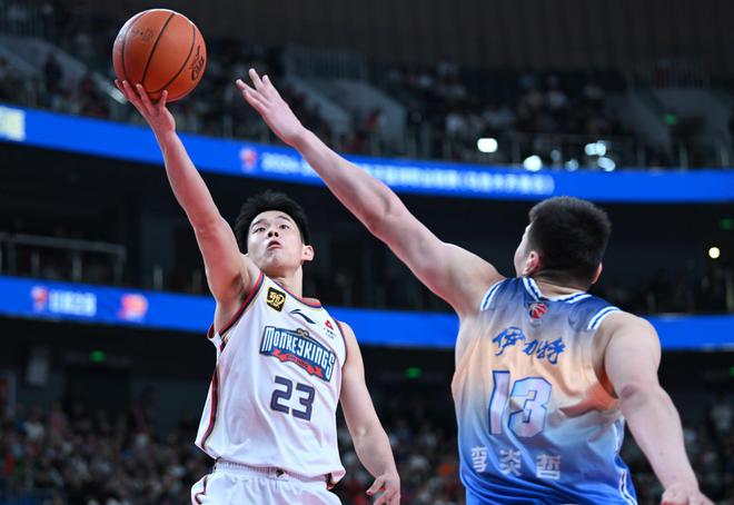 CBA联赛两大凤雏奔赴美国，为冲击NBA全力冲刺