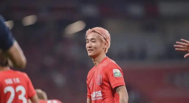 申花队客场0-1负成都蓉城，韦世豪犯规引争议，麦麦提江未出示红牌原因成谜