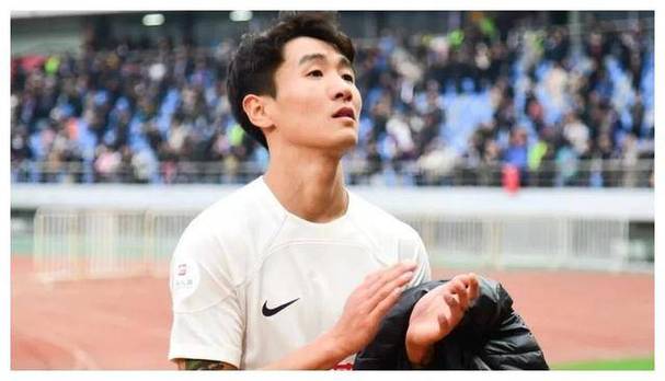 申花队客场0-1负成都蓉城，韦世豪犯规引争议，麦麦提江未出示红牌原因成谜