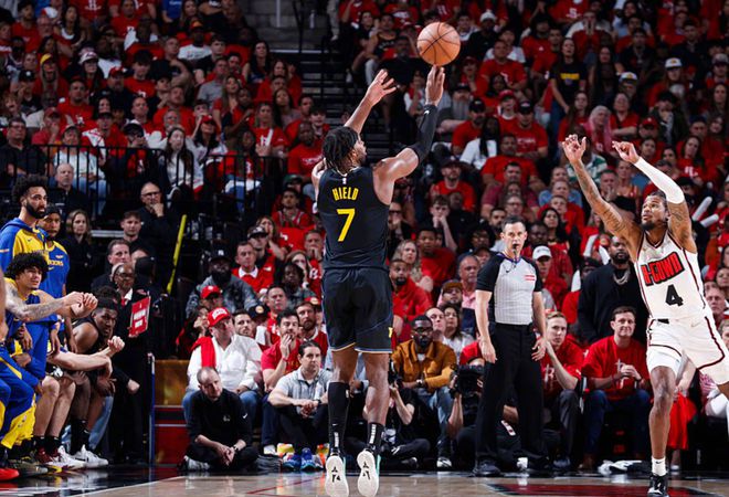 NBA 首轮火箭勇士抢七大战落幕，勇士晋级，火箭未来引关注