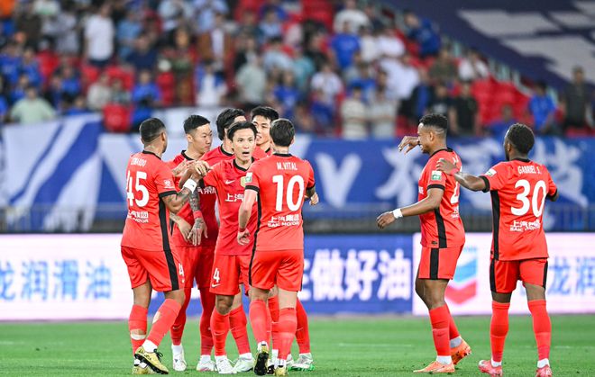 北京时间5月5日中超第11轮：武汉三镇主场0-2负上海海港