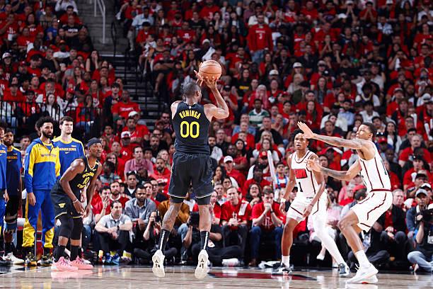 NBA 季后赛：勇士胜火箭晋级，库明加全场 0 分表现惨不忍睹