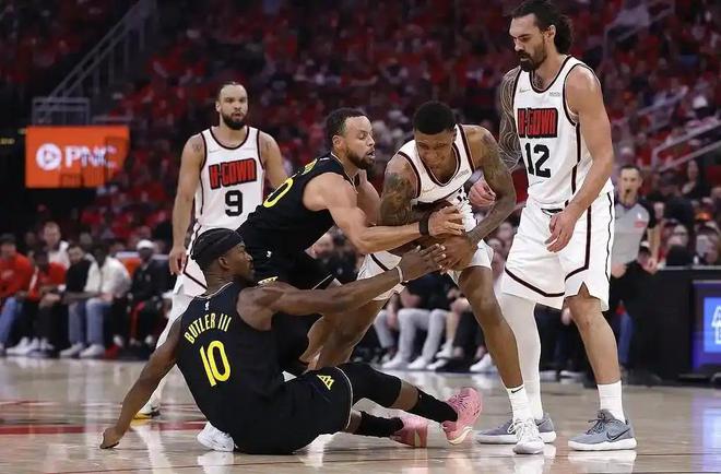 NBA 季后赛西部次轮狼勇大战 5 月 7 日开打，杨毅曾预测森林狼淘汰勇士