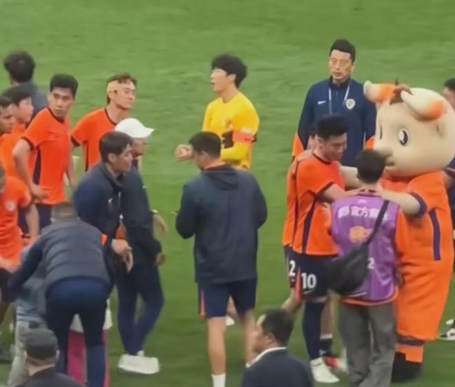 中超第11轮青岛海牛3-0完胜长春亚泰，冯伯元完成个人救赎