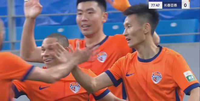 中超第11轮青岛海牛3-0完胜长春亚泰，冯伯元完成个人救赎
