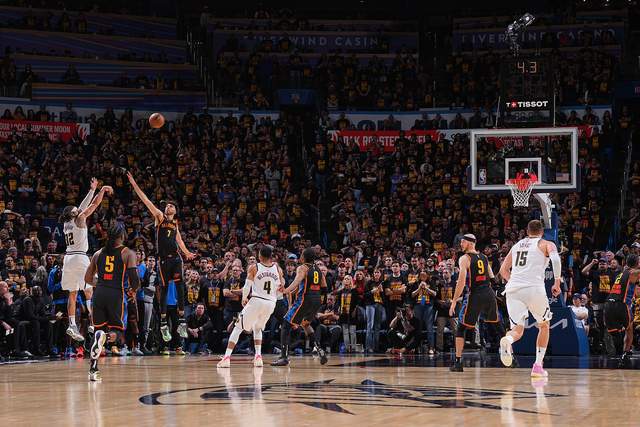 北京时间5月7日NBA半决赛：库里伤退勇士胜，新历史诞生