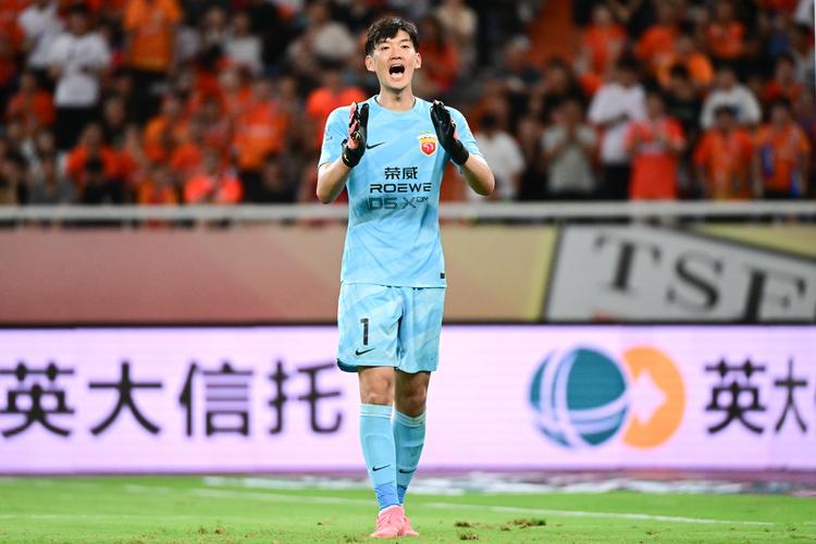 海港颜骏凌伤缺陈威首发扑救出色，回顾其征战土伦杯获最佳