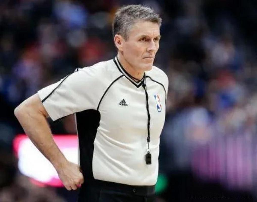 NBA 裁判斯科特·福斯特七周后复出执法掘金与雷霆第二场比赛