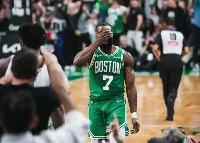 NBA 季后赛东部半决赛大冷门！凯尔特人主场领先 20 分被尼克斯逆转