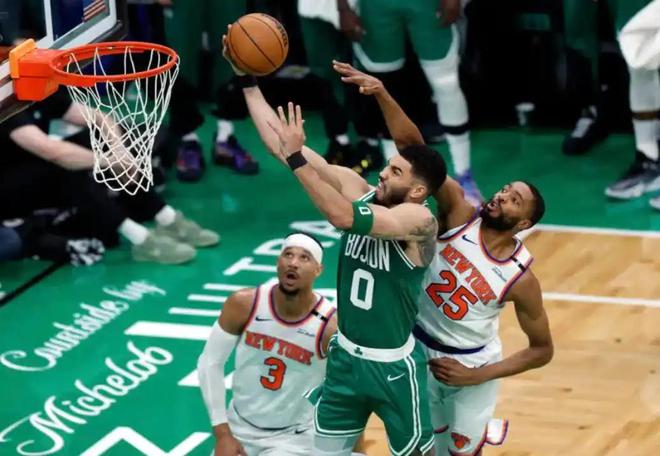 NBA 季后赛东部半决赛大冷门！凯尔特人主场领先 20 分被尼克斯逆转