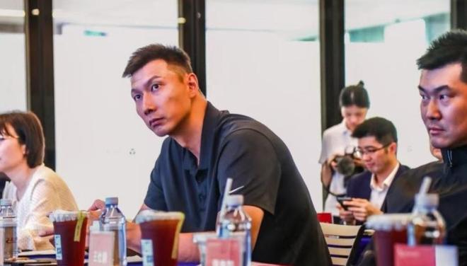 自去年惊天大瓜后易建联久未露面，球迷好奇其后续动态