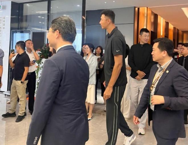 自去年惊天大瓜后易建联久未露面，球迷好奇其后续动态
