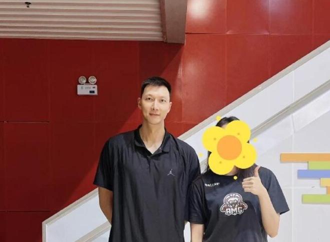 自去年惊天大瓜后易建联久未露面，球迷好奇其后续动态