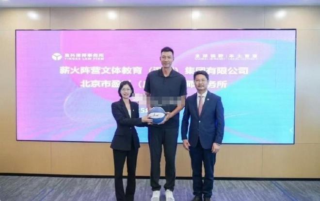 自去年惊天大瓜后易建联久未露面，球迷好奇其后续动态
