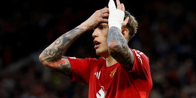 曼联欧联杯4-1逆转晋级，球迷却因两球星表现不满