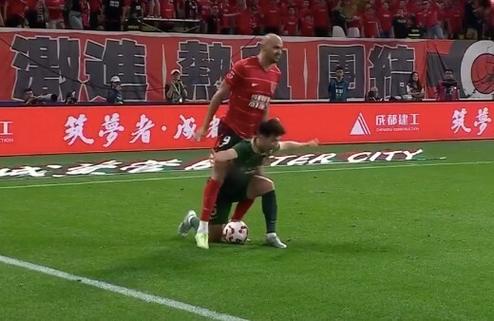 周五媒体透露费利佩或因赛场动作遭足协处罚，后著名记者丰臻称其不会被罚