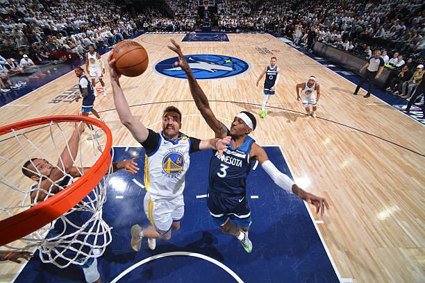 NBA 季后赛森林狼胜勇士扳平比分，斯潘塞低迷表现成焦点