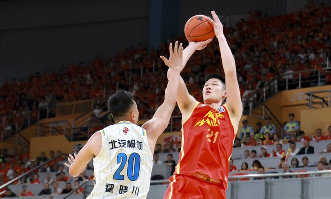 CBA总决赛第二场：浙江广厦主场扳平比分，三大核心爆发成关键