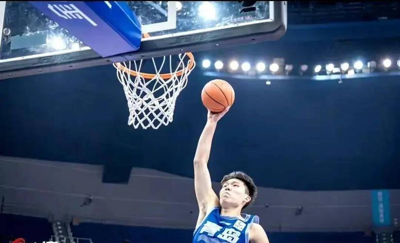 19岁新星杨瀚森宣布参加NBA选秀，周琦分享心酸经历与建议