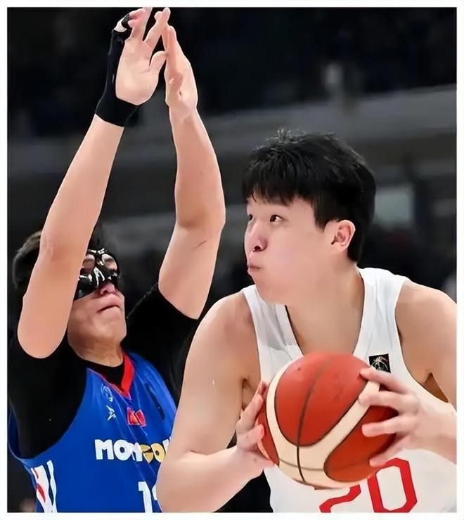 19岁新星杨瀚森宣布参加NBA选秀，周琦分享心酸经历与建议