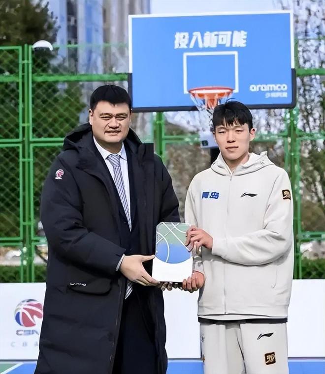 19岁新星杨瀚森宣布参加NBA选秀，周琦分享心酸经历与建议