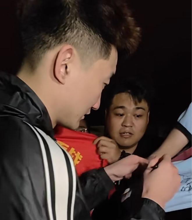 CBA总决赛G2：广厦胜北京扳平比分，孙铭徽暖心举动获赞