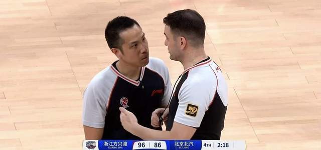 CBA总决赛G2裁判抢戏引争议，杨鸣呼吁统一吹罚尺度