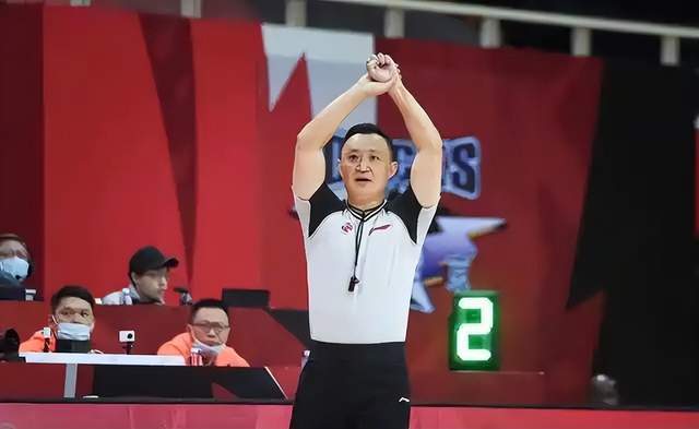 CBA总决赛G2裁判抢戏引争议，杨鸣呼吁统一吹罚尺度