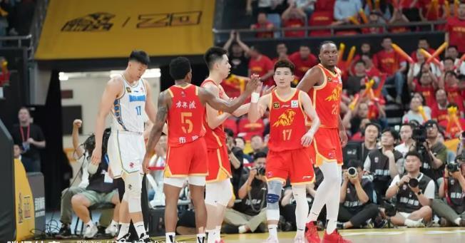 CBA总决赛G2：浙江广厦队主场获胜，孙铭徽爆发完成救赎