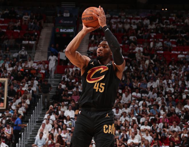 NBA 季后赛东部半决赛：骑士胜步行者，米切尔关键发挥