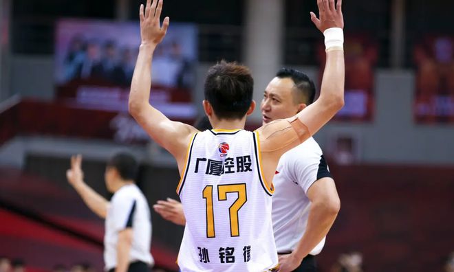 CBA 总决赛裁判争议不断，闫军为何成球迷矛头指向对象？