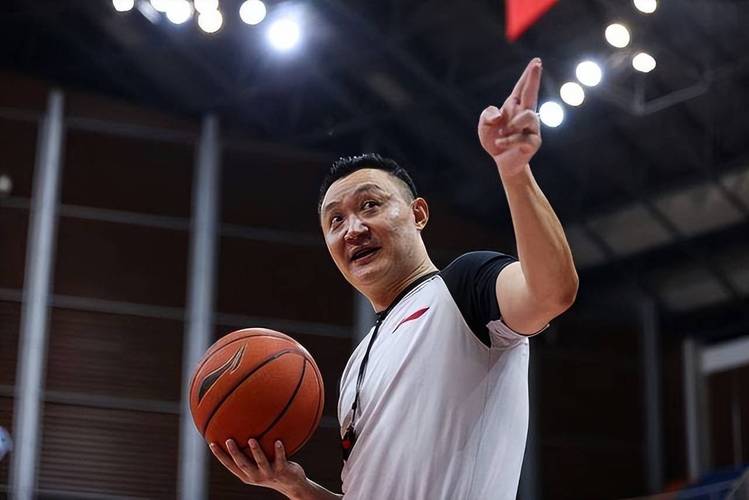 CBA 总决赛裁判争议不断，闫军为何成球迷矛头指向对象？