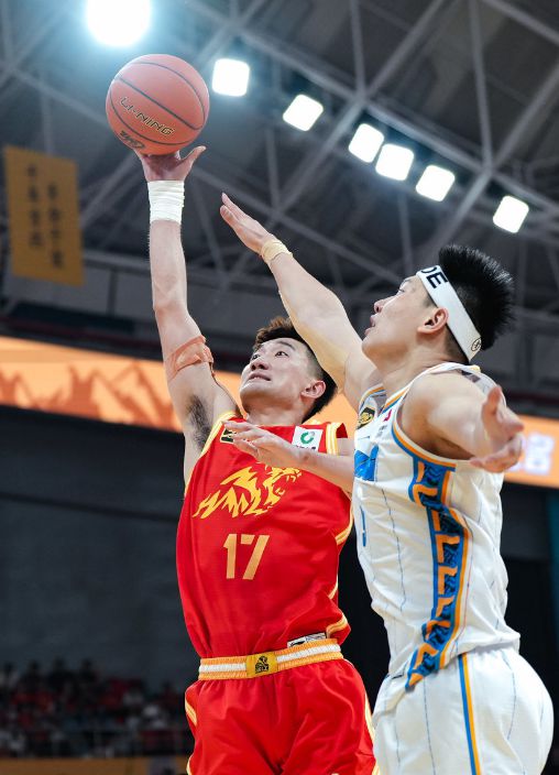 CBA 总决赛裁判争议不断，闫军为何成球迷矛头指向对象？