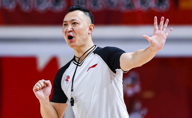 CBA 总决赛裁判争议不断，闫军为何成球迷矛头指向对象？