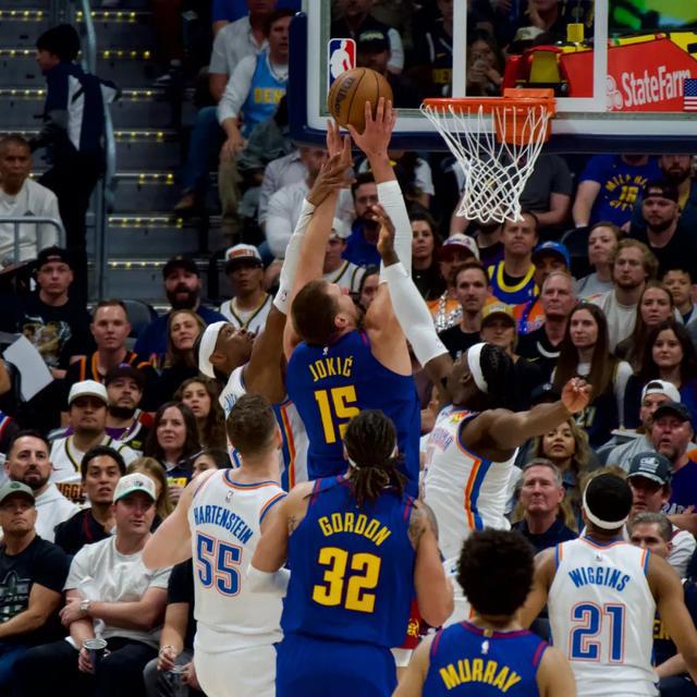 NBA 赛场：MVP 第一与第二对决，掘金联防限制亚历山大突破