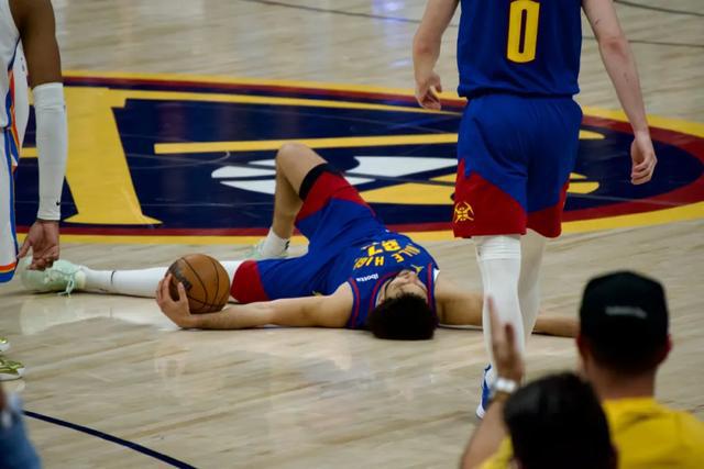 NBA 赛场：MVP 第一与第二对决，掘金联防限制亚历山大突破