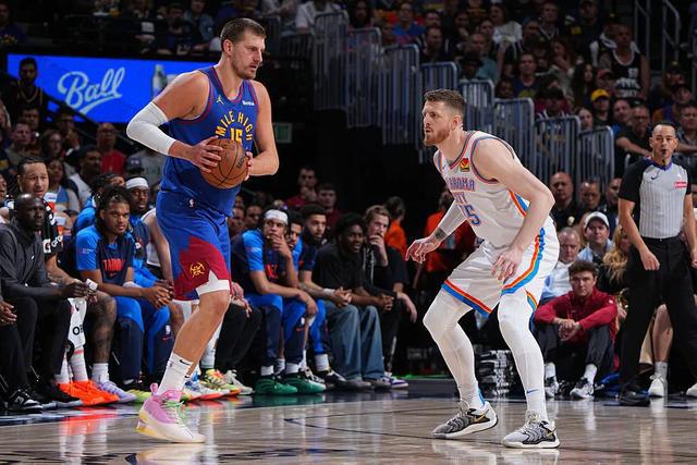 NBA 赛场：MVP 第一与第二对决，掘金联防限制亚历山大突破
