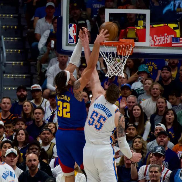 NBA 赛场：MVP 第一与第二对决，掘金联防限制亚历山大突破
