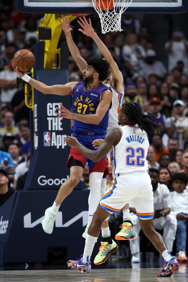 NBA 赛场：MVP 第一与第二对决，掘金联防限制亚历山大突破